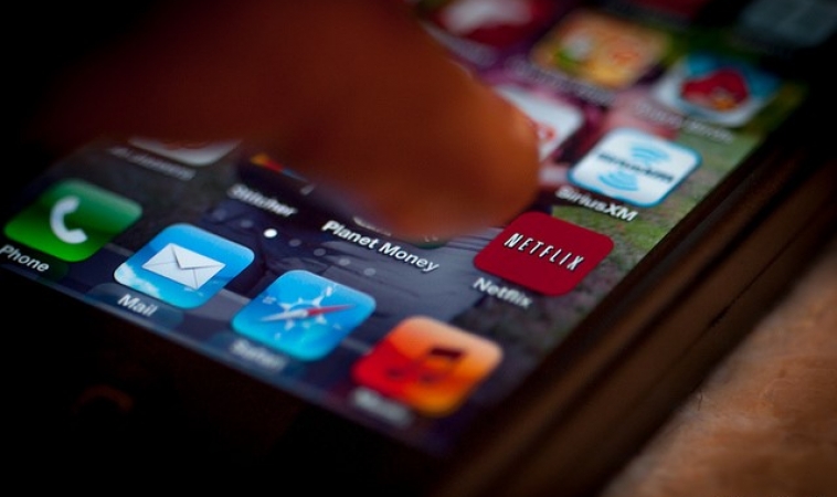 Review of the Top 3 Entertainment Mobile Apps in Singapore Review of the Top 3 Entertainment Mobile Apps in Singapore